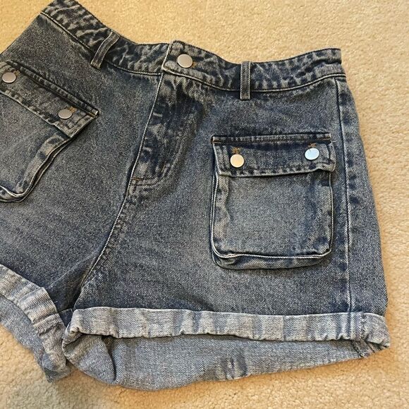 NWOT Rowyn Washed Denim Buttoned Pockets Shorts - Picture 4 of 7